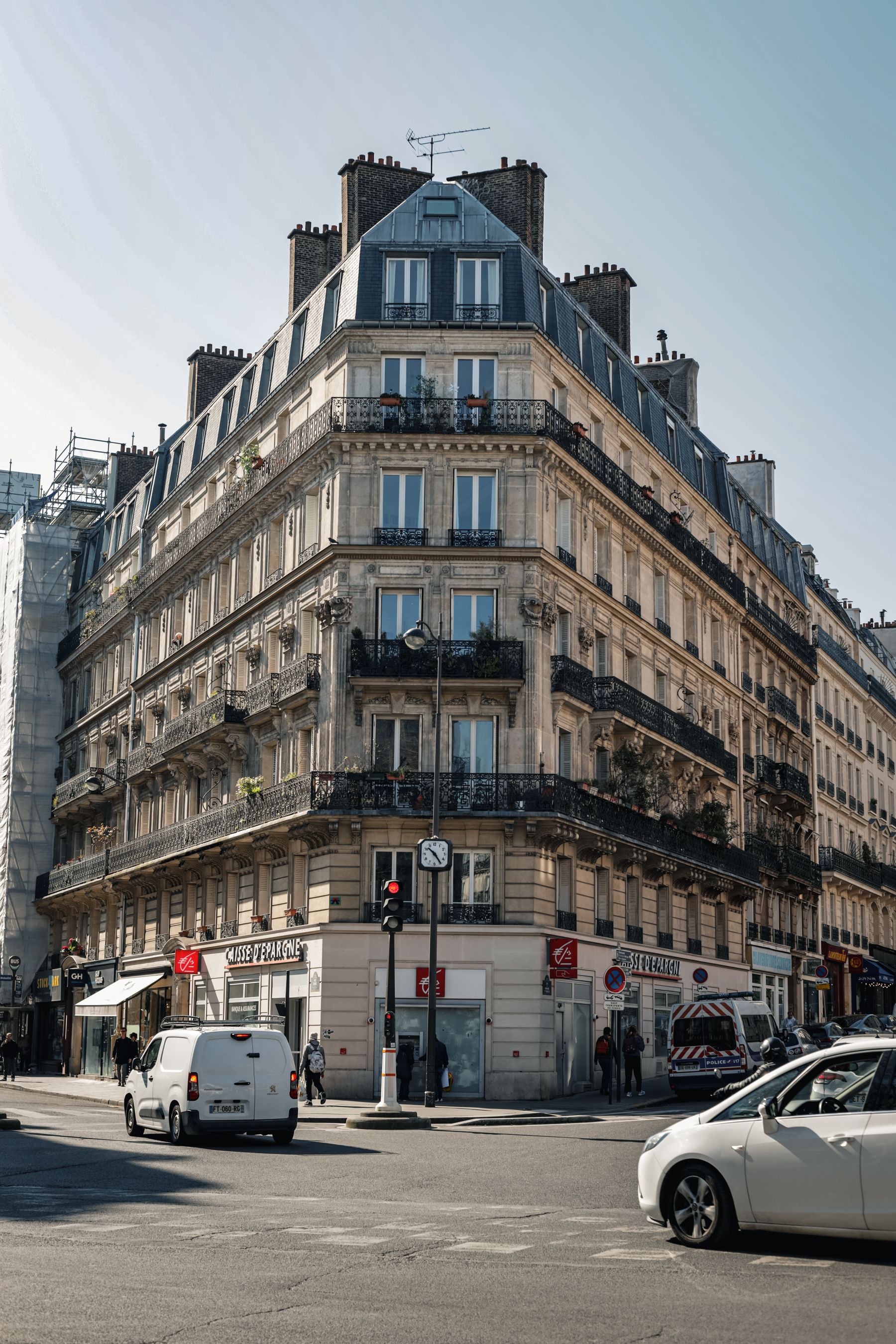 Façade d'immeuble parisien préservée